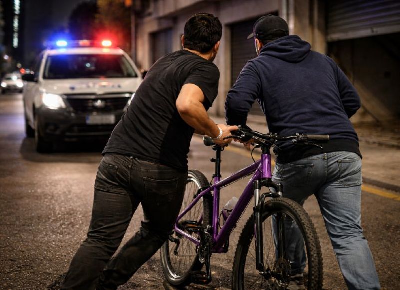 Dos "rompeportones" detenidos cerca del estadio de Estudiantes tras robar una bicicleta de un edificio