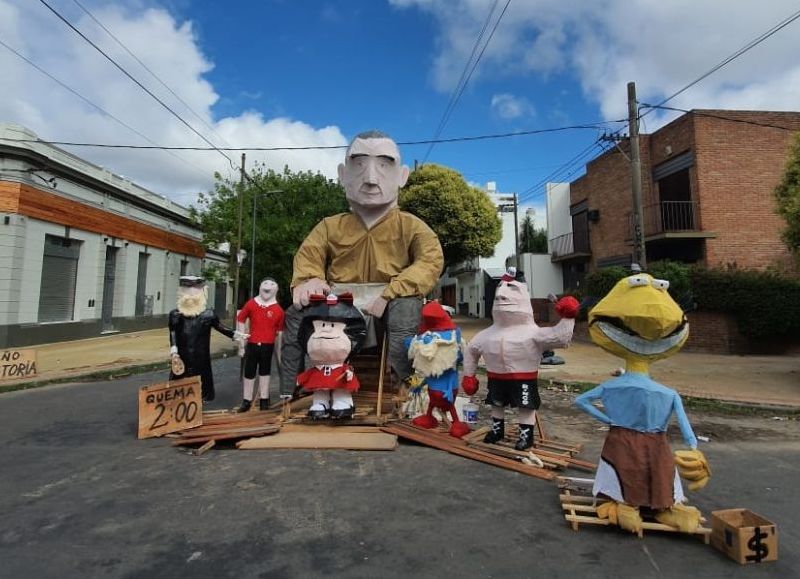 "Muñecos sí": la tradición de la ciudad que busca seguir encendida y no apagarse nunca