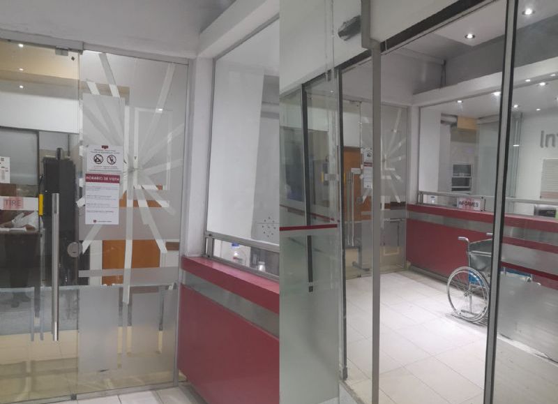 VIDEO | Terror en el Instituto Médico Platense tras el ataque de un hombre enfurecido