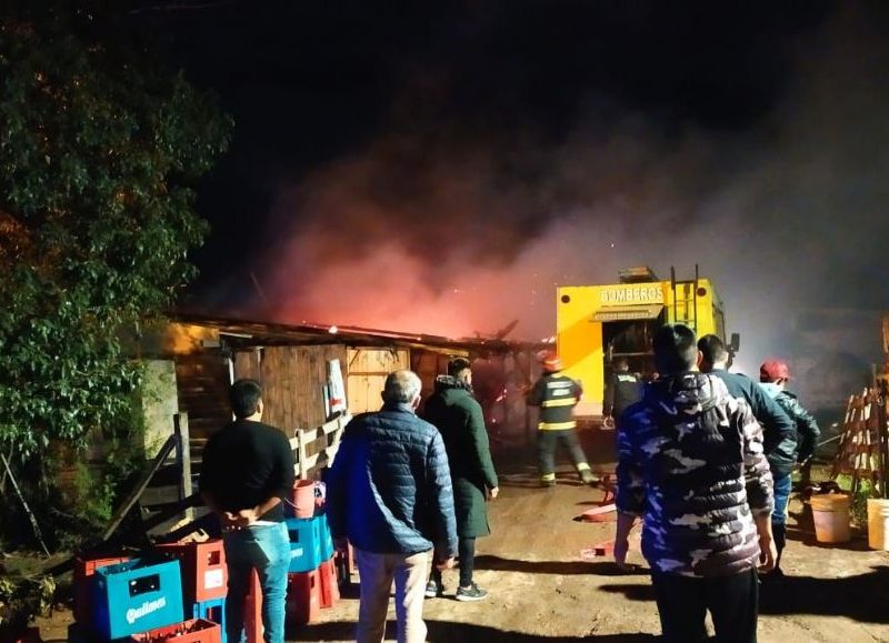 Lisandro Olmos: el fuego consumió tres casas y un chico de 11 años sufrió quemaduras