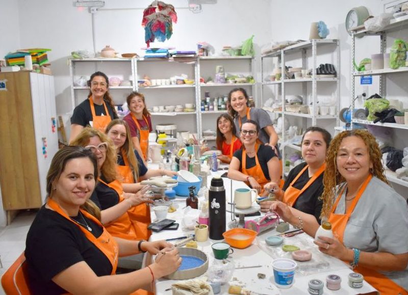 VIDEO | La ciudad vibra con el arte vivo de Laura Ganado: el taller que mezcla cerámica, música, cocina y comunidad