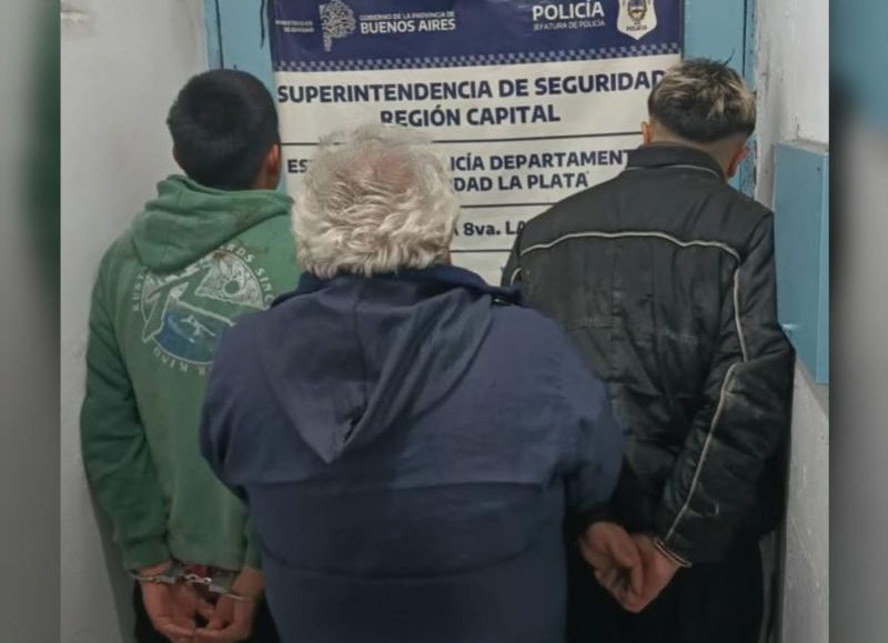 Como pollitos mojados: robaron cables de fibra óptica de una boca de tormenta y cayeron