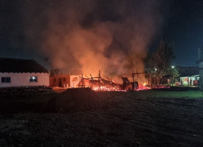 Melchor Romero: desperfecto eléctrico provocó el incendio de un galpón en una cooperativa