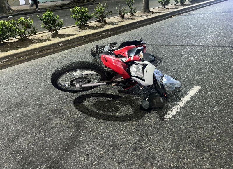 Conmoción: murió un repartidor que iba en moto y se cayó cerca de Plaza Italia