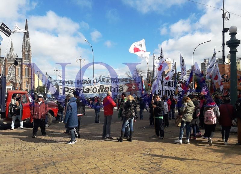 Con posibilidad de iniciar un acampe, cooperativistas se manifiestan frente a la Municipalidad