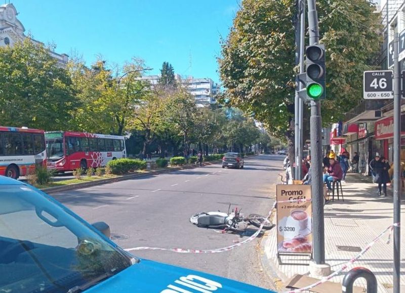 Una motociclista sufrió una grave fractura tras chocar con un auto en el microcentro