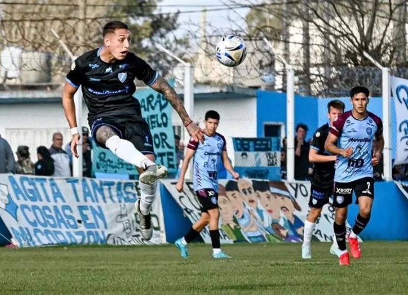 San Carlos ganó de visitante y sigue firme en la Tercera B