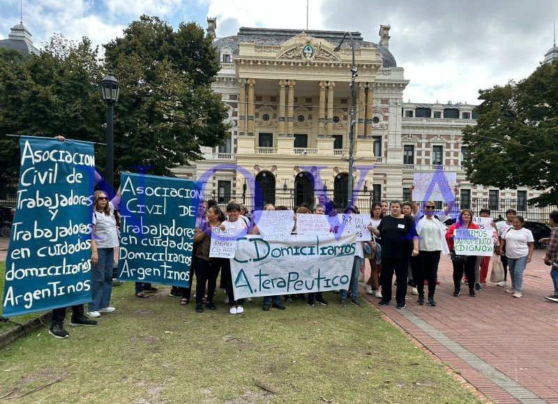VIDEO | Trabajadoras de la asociación civil de cuidadores domiciliarios reclaman frente a Gobernación