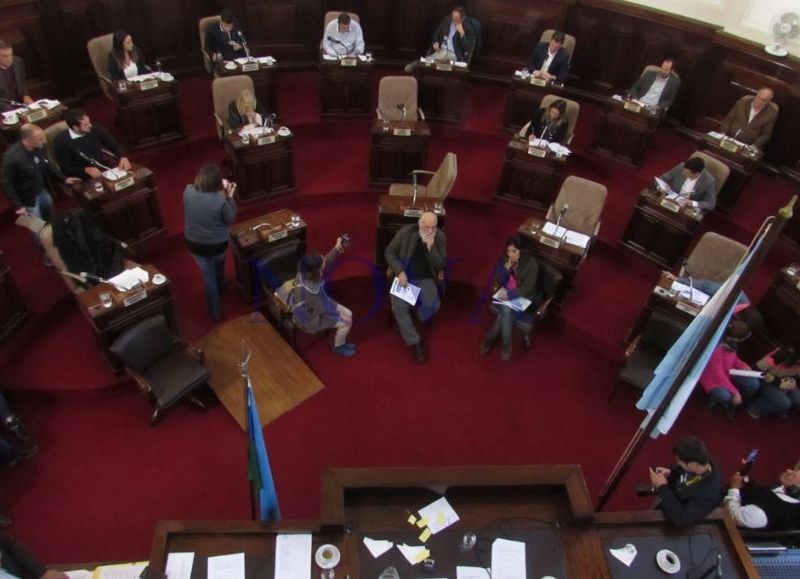 Negocian votos contra-reloj para lograr aprobar los números del 2017 sin mostrar debilidad