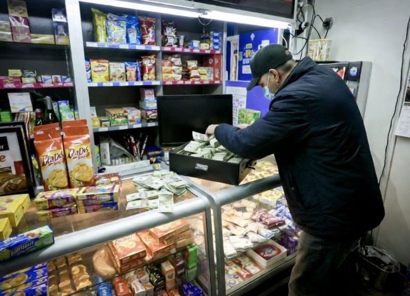 VIDEO | Trabajador escrachó a tres delincuentes que lo robaron en Villa Elvira