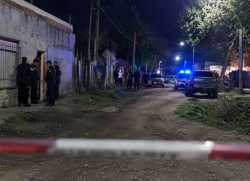 Violencia extrema en Villa Elvira: fueron a reclamar por una moto robada y mataron a tiros a un joven de 28 años