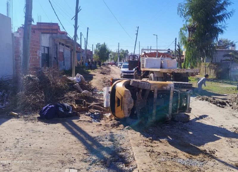 Un trabajador murió aplastado por un montacargas que volcó en plena calle
