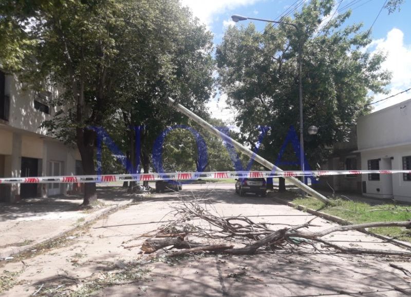 Temor vecinal en La Loma por un poste de teléfono a punto de caerse desde el último temporal