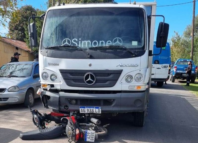 City Bell: una policía resultó herida tras ser embestida por un camión