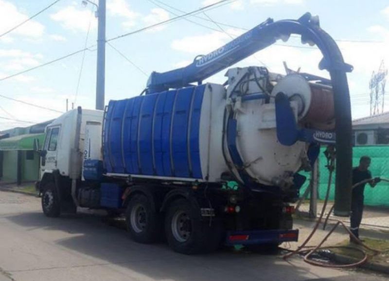 Lo barato sale caro: quejas por la demora del servicio gratuito para destapar pozos sépticos en Villa Elisa