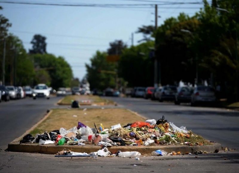 El cuento de nunca acabar: siguen tirando mugre en la rambla de la Avenida 1