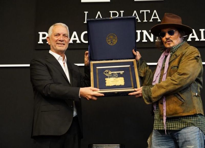 VIDEO | Euforia por Johnny Depp: ovación, llave de la ciudad y título de visitante ilustre