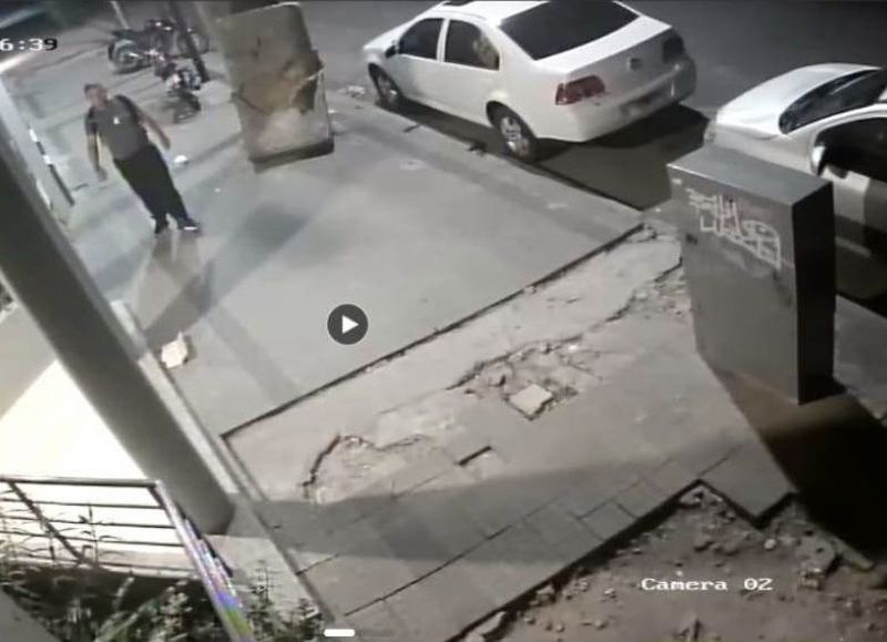 VIDEO | Así intentaron robar un auto en 3 entre 47 y 48: piden seguridad en la zona