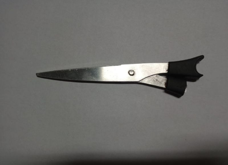 Berisso: menor denunció que el novio la interceptó y clavó una tijera en una mano