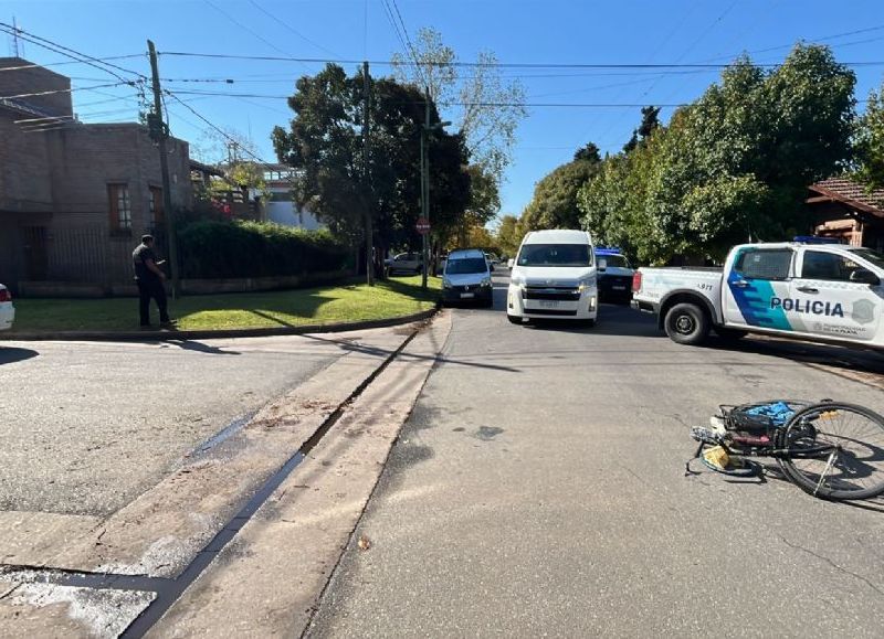 Grave accidente en City Bell: un ciclista fue hospitalizado tras ser embestido por un auto