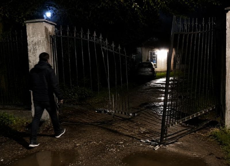 Melchor Romero: de madrugada, robaron un auto y una moto de una finca tras barretear un portón