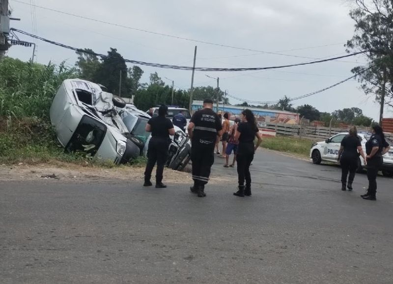 Así fue el accidente vial en Los Hornos: dos autos volcados y dos heridos