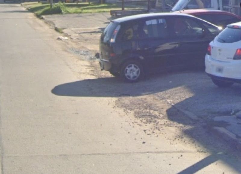 Piedras de un estacionamiento en la Circunvalación ponen en riesgo a motociclistas y vecinos