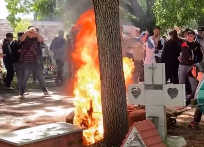 VIDEO | Ritual tumbero en el cementerio terminó con una moto incendiada