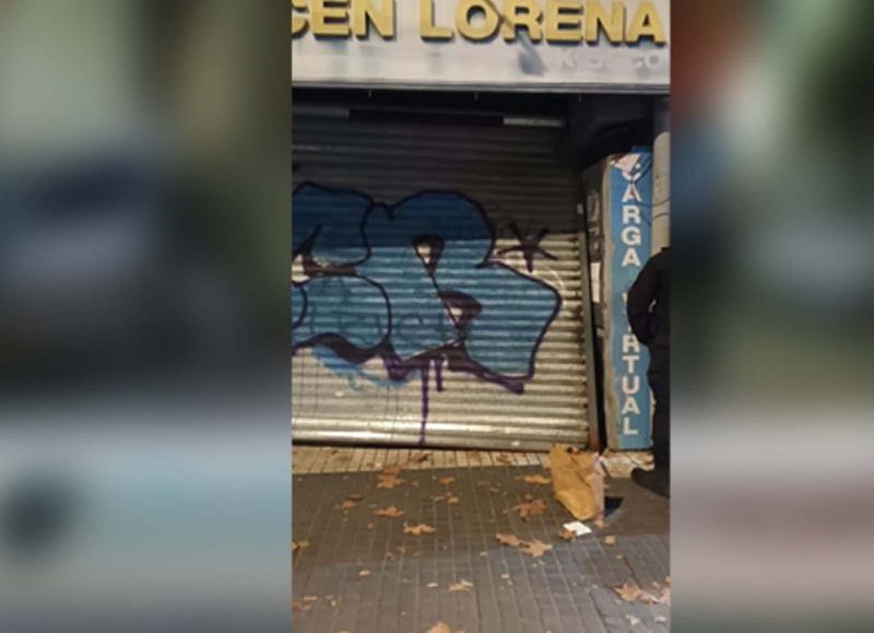 Las calles son de los delincuentes: le arrancaron la cortina para robarle