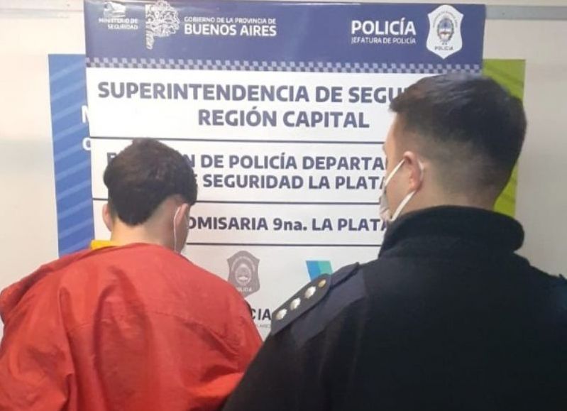 Atraparon in fraganti a delincuente cuando robaba luminaria del interior del Hospital San Martín