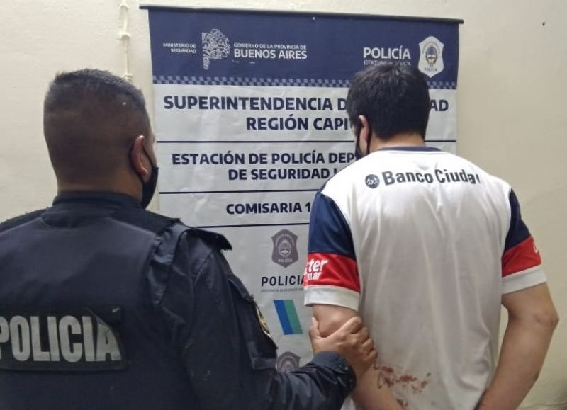 Detienen a un violento que atacó a su pareja y le pegó en la cabeza a su hijastra de 11 años