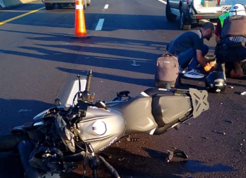 Un motociclista resultó herido tras chocar contra un camión en la Autopista Buenos Aires–La Plata