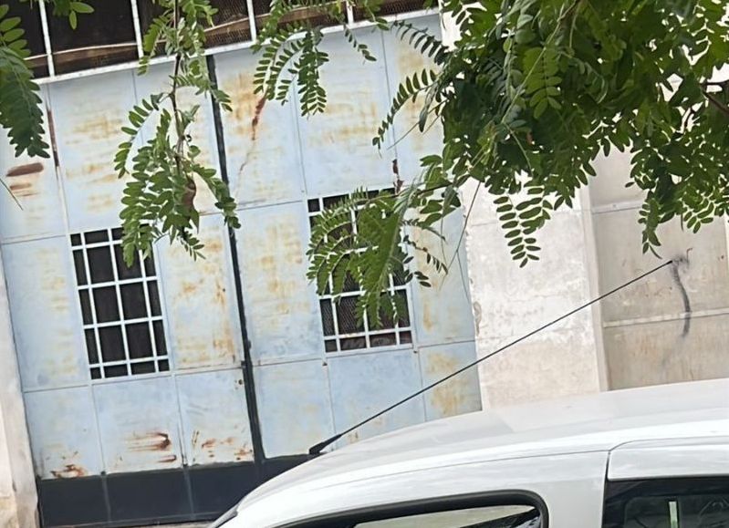 Ensenada: atraparon a un hombre rompiendo los cristales de un auto