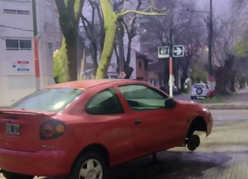 Una vecina se cansó  de que le dejen un auto aparentemente abandonado sobre la vereda