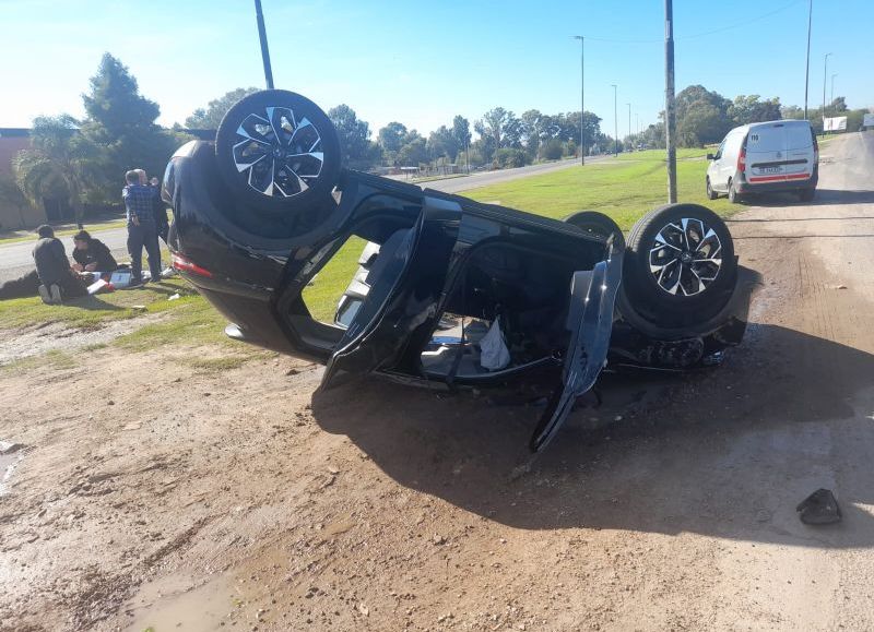 Violento choque y vuelco en City Bell: una mujer de 66 años resultó herida