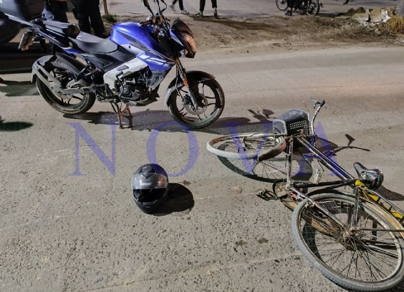 Violento accidente entre una bicicleta y una moto