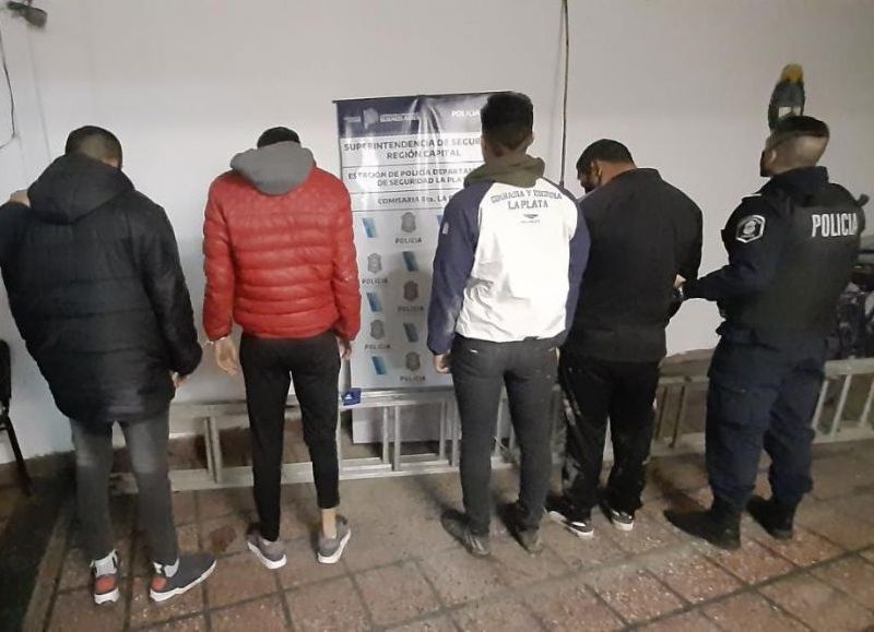 Ringuelet: atraparon in fraganti a cuatro sujetos cuando robaban cables del alumbrado público