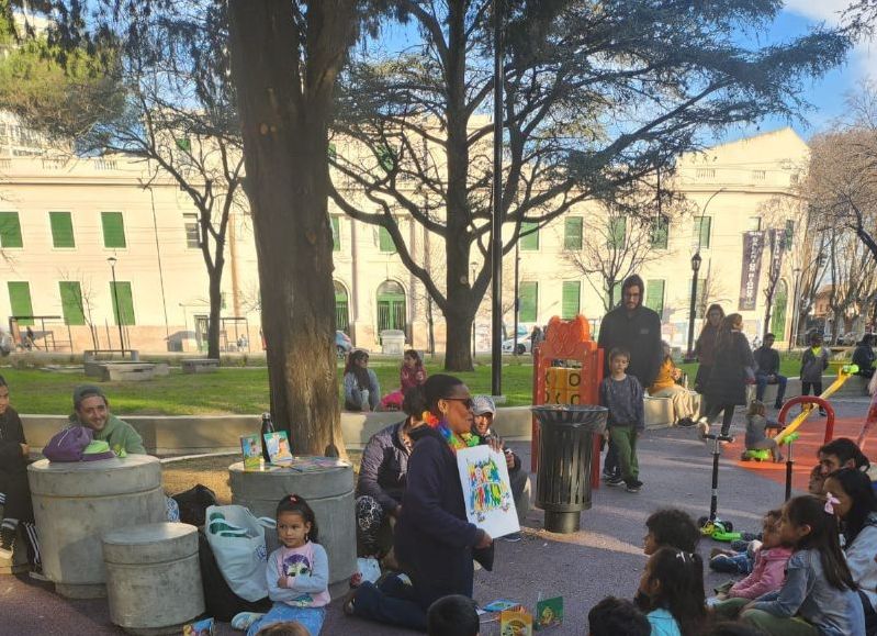"Menos pantallas y más cuentos": un proyecto en La Plata que busca recuperar la infancia a través de la lectura