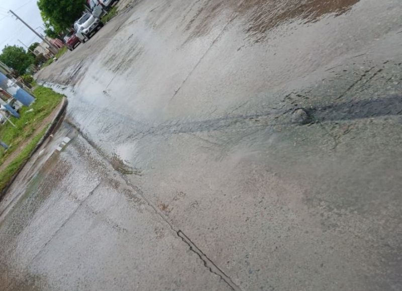 Un río de agua potable corre por los zanjones de Villa Elvira y amenaza con cortar una calle