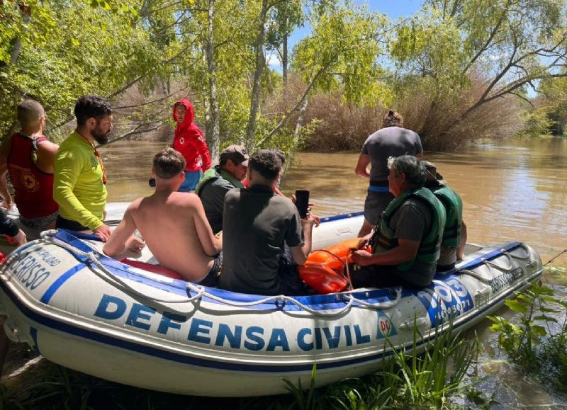 Tras momentos de tensión, rescataron a seis pescadores de la playa municipal