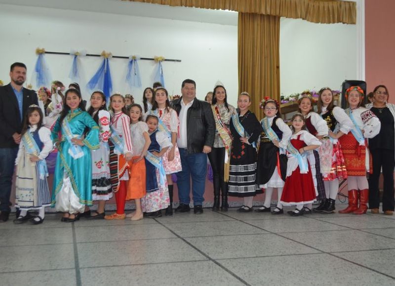 Emotiva presentación de las soberanas infantiles