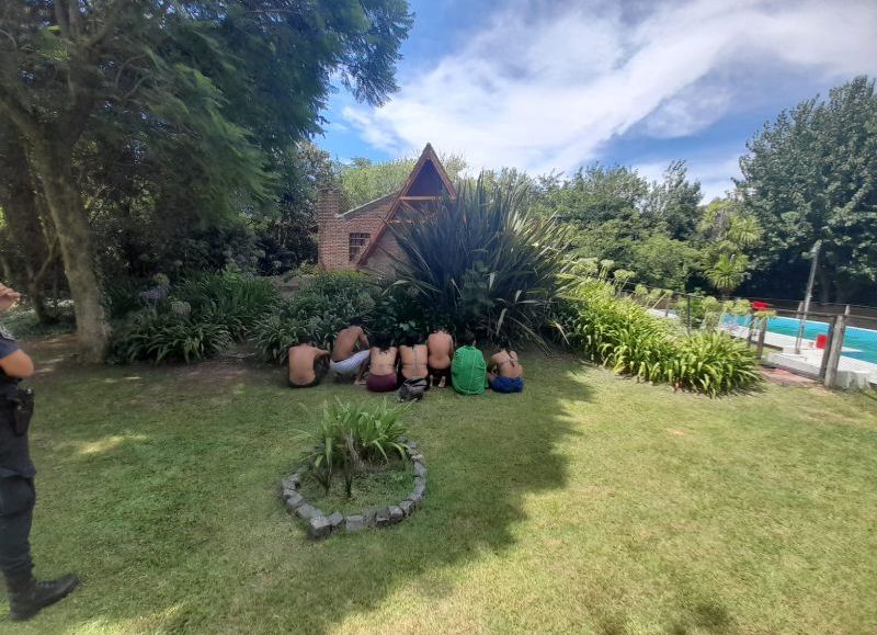 City Bell: se metieron en una pileta de una casa quinta sin permiso y los detuvieron