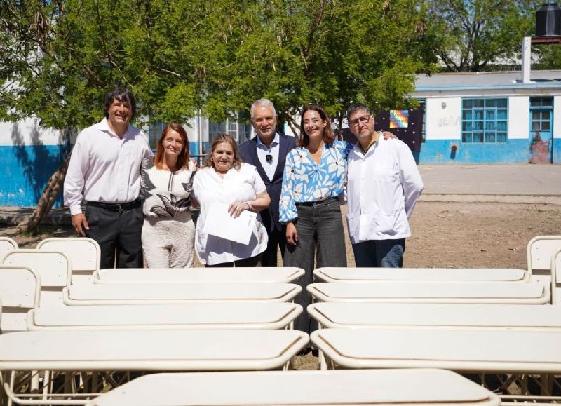 Alak encabezó la entrega de equipamiento y la puesta en valor de una escuela de Olmos