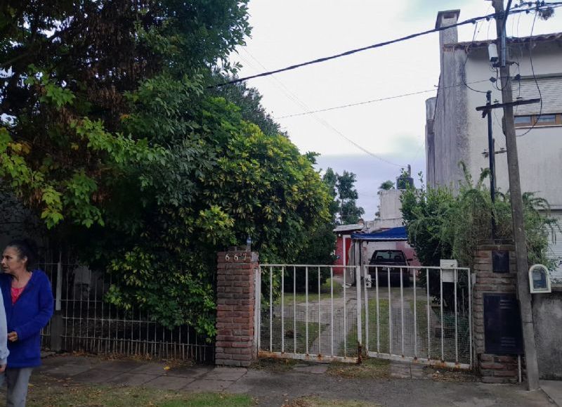 Hallaron muerto a un hombre de 80 años en el patio de su casa en Villa Elisa: investigan las causas