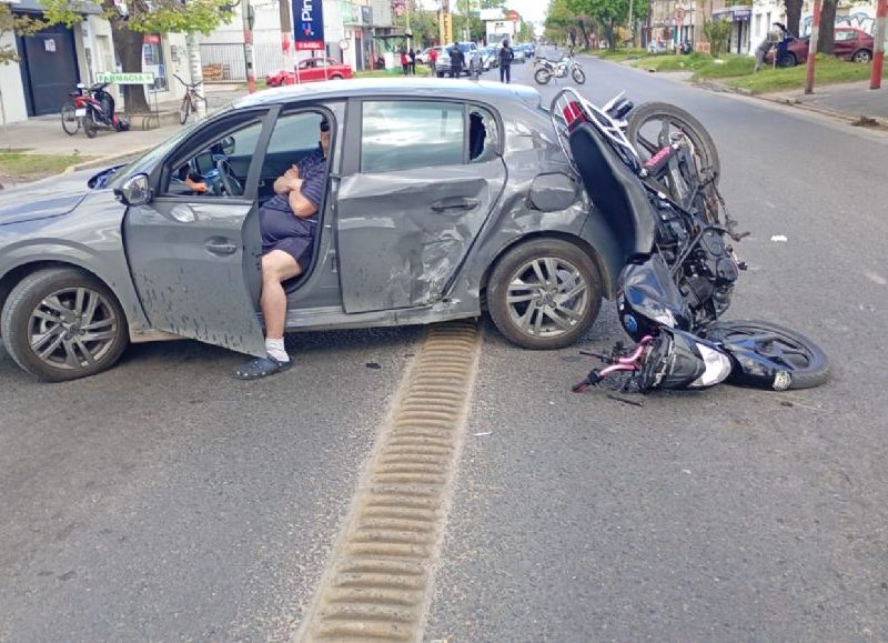 Barrio Hipódromo: dos accidentes viales dejaron tres motociclistas internados
