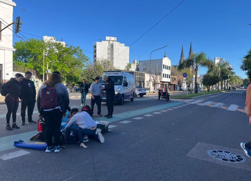 Un motociclista atropelló a una mujer y a su hijo de 7 años