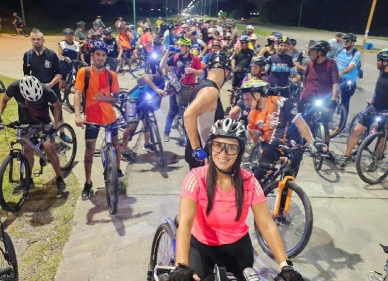 Grupos de ciclistas se convocan por redes y salen a pedalear