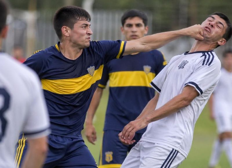 VIDEO | Cayó en Los Hornos un boxeador amateur que le fracturó la mandíbula a un rival durante un partido de fútbol