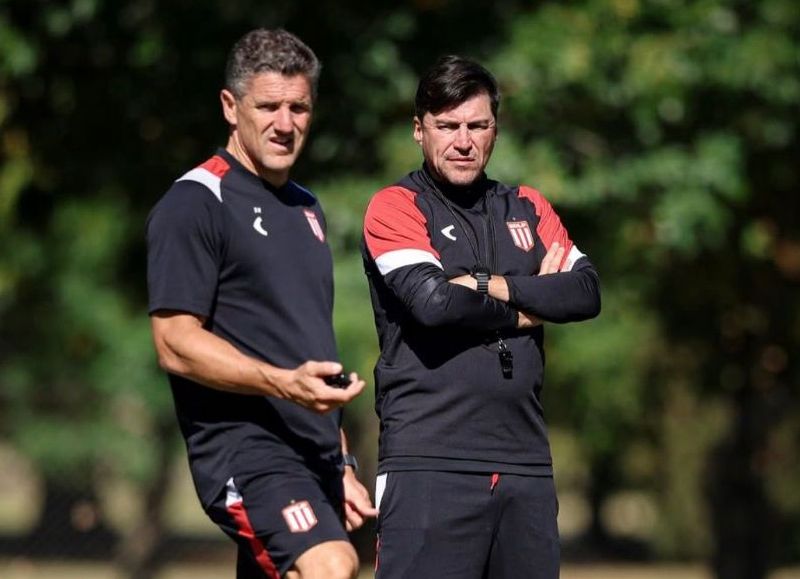 Medina prueba equipos y suma problemas en Estudiantes