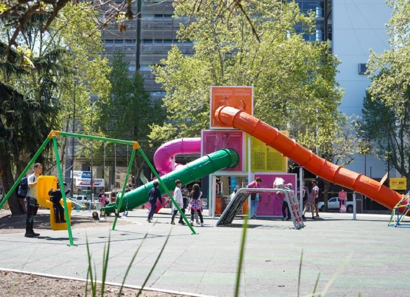 Así quedaron los nuevos patios de juegos de Plaza Moreno y Plaza Paso